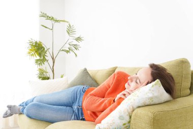 Kadın evde kestiriyor.