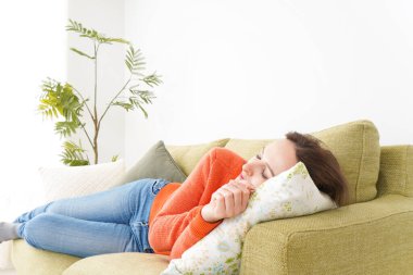 Kadın evde kestiriyor.