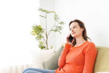 Genç bir kadın evden arıyor.