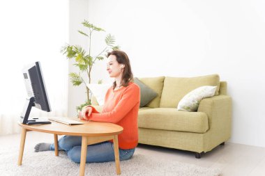 Çevrimiçi İngilizce dersi ve bilgisayar önünde öğretmen