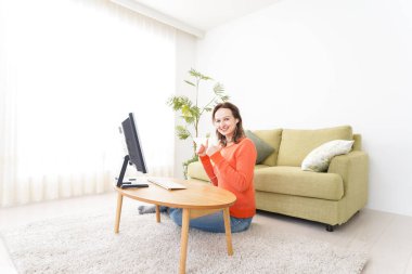 Çevrimiçi İngilizce dersi ve bilgisayar önünde öğretmen