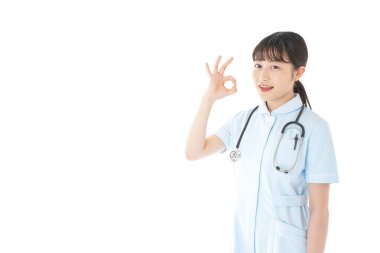 Genç hemşire üniformalı.