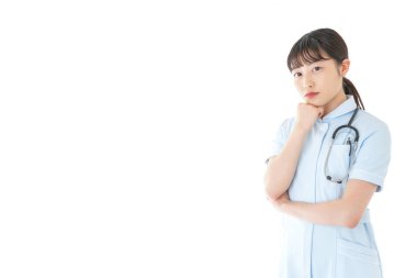 Hemşire kıyafeti giyen genç bir hemşire.