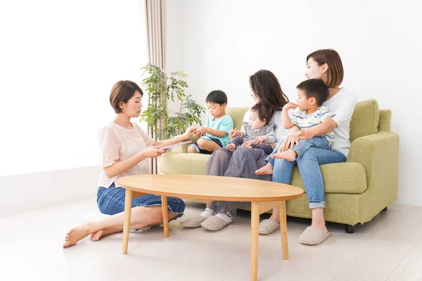 Crianças Mães Brincando Casa — Fotografia de Stock