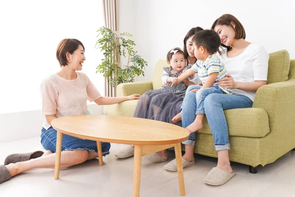 Niños Madres Jugando Casa — Foto de Stock