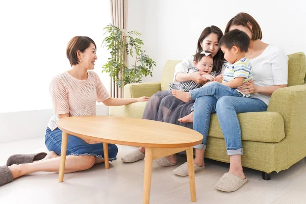 Crianças Mães Brincando Casa — Fotografia de Stock