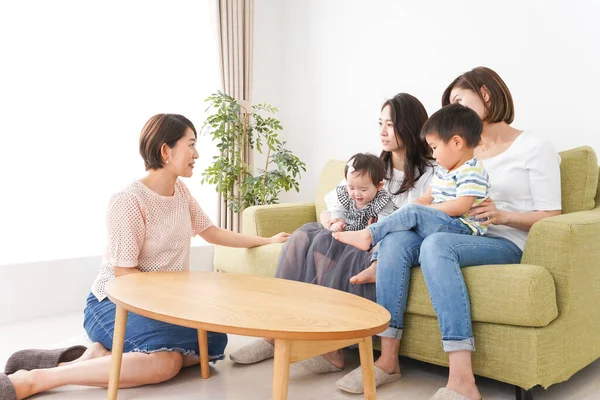 Niños Madres Jugando Casa — Foto de Stock