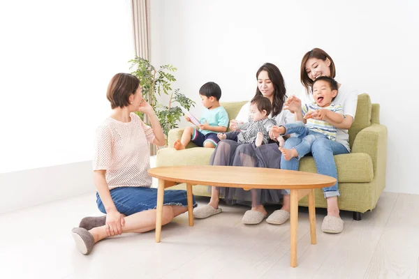 Kinder Und Mütter Spielen Hause — Stockfoto