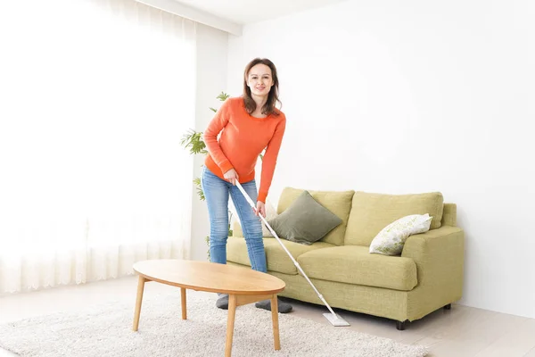 Young Woman Cleaning Her House — Stock Photo, Image