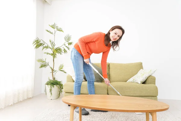 Junge Frau Putzt Ihr Haus — Stockfoto
