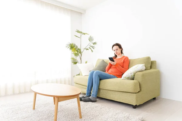 Young Woman Using Smartphone Home — Stock Photo, Image