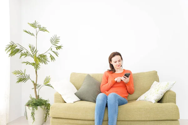 Young Woman Using Smartphone Home — Stock Photo, Image