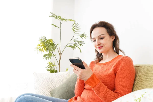 Young Woman Using Smartphone Home — Stock Photo, Image