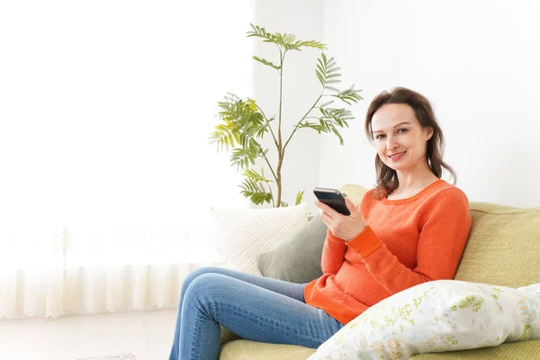 Young Woman Using Smartphone Home — Stock Photo, Image