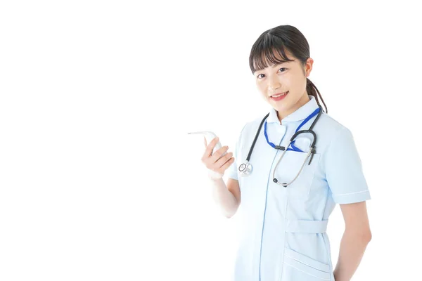 Ung Sjuksköterska Mäter Kroppstemperatur — Stockfoto