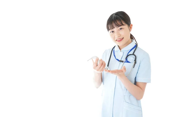 Junge Krankenschwester Misst Körpertemperatur — Stockfoto