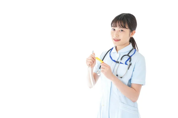 Νεαρή Νοσοκόμα Που Χρησιμοποιεί Ιατρικό Εξοπλισμό — Φωτογραφία Αρχείου