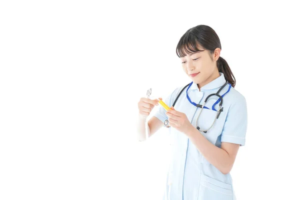 使用医疗设备的年轻护士 — 图库照片