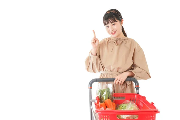 Jeune Femme Pointant Vers Supermarché — Photo