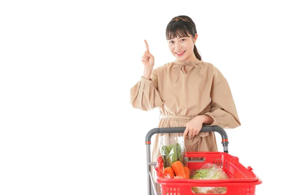 Mladá Žena Ukazuje Supermarket — Stock fotografie