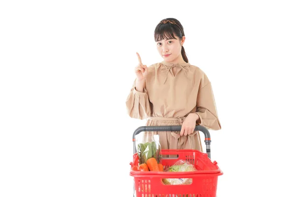 Jeune Femme Pointant Vers Supermarché — Photo