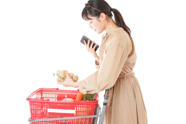 Junge Frau Sucht Herkunft Von Lebensmitteln Supermarkt — Stockfoto