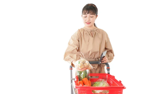 Junge Frau Sucht Herkunft Von Lebensmitteln Supermarkt — Stockfoto