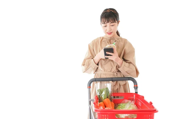 Junge Frau Sucht Herkunft Von Lebensmitteln Supermarkt — Stockfoto