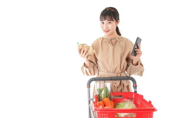 Jeune Femme Cherchant Origine Des Aliments Supermarché — Photo