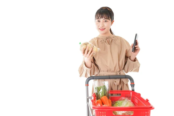 Jeune Femme Cherchant Origine Des Aliments Supermarché — Photo