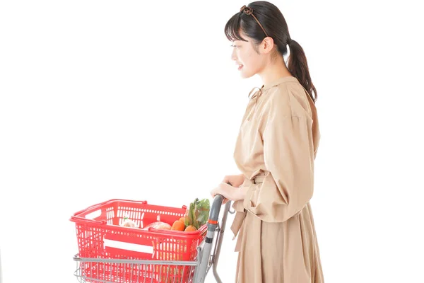 Jovem Mulher Comprando Mantimentos Supermercado — Fotografia de Stock