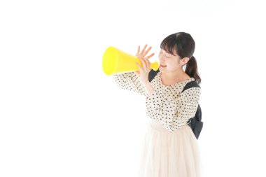 Genç kadın spor oyunu tezahüratı yapıyor.