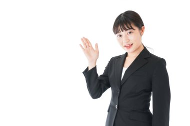 Asyalı iş kadınının portresi beyaz kıyafetlerle izole edilmiş.