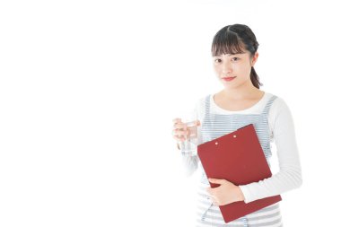 İçkiyi taşıyan genç kafe çalışanları.