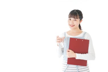 İçkiyi taşıyan genç kafe çalışanları.