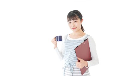 İçkiyi taşıyan genç kafe çalışanları.