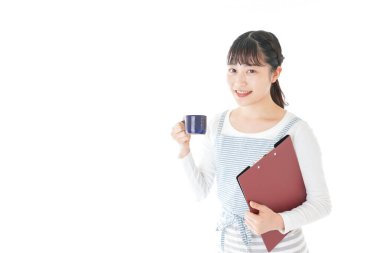 İçkiyi taşıyan genç kafe çalışanları.