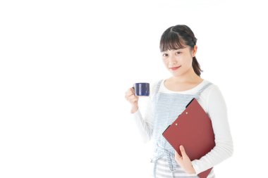 İçkiyi taşıyan genç kafe çalışanları.