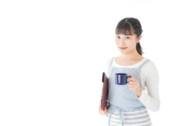 İçkiyi taşıyan genç kafe çalışanları.