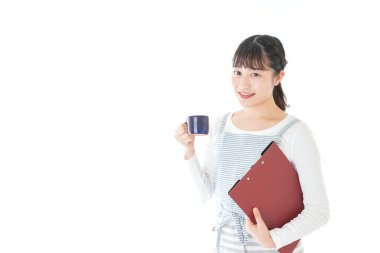 İçkiyi taşıyan genç kafe çalışanları.