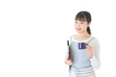 İçkiyi taşıyan genç kafe çalışanları.