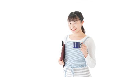 İçkiyi taşıyan genç kafe çalışanları.