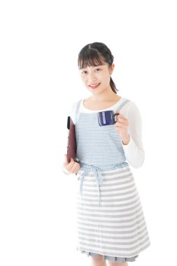 İçkiyi taşıyan genç kafe çalışanları.