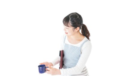 İçkiyi taşıyan genç kafe çalışanları.