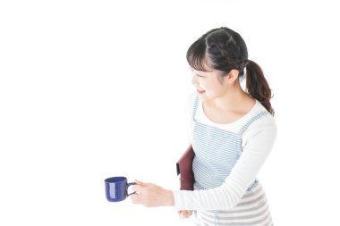 İçkiyi taşıyan genç kafe çalışanları.