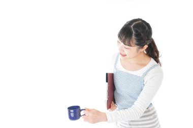 İçkiyi taşıyan genç kafe çalışanları.