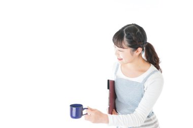 İçkiyi taşıyan genç kafe çalışanları.