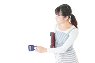 İçkiyi taşıyan genç kafe çalışanları.