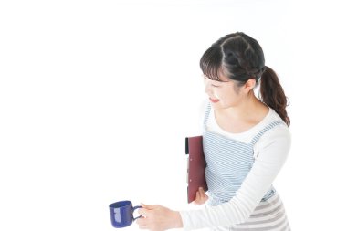 İçkiyi taşıyan genç kafe çalışanları.