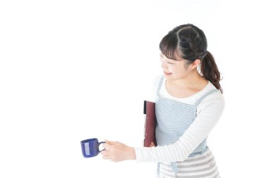 İçkiyi taşıyan genç kafe çalışanları.